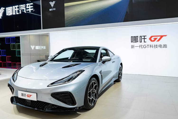 成都140哪吒汽车在智能汽车领域的表现，领途汽车在新能源汽车市场中的影响力